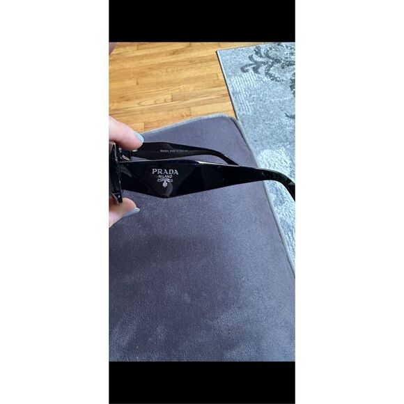😎🔥PRADA  iconic classic sunglasses, sleek black design , And all one piece mak - Picture 11 of 15